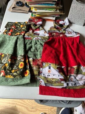 Farmhouse-Inspired Kitchen Towel Set - Red & Green